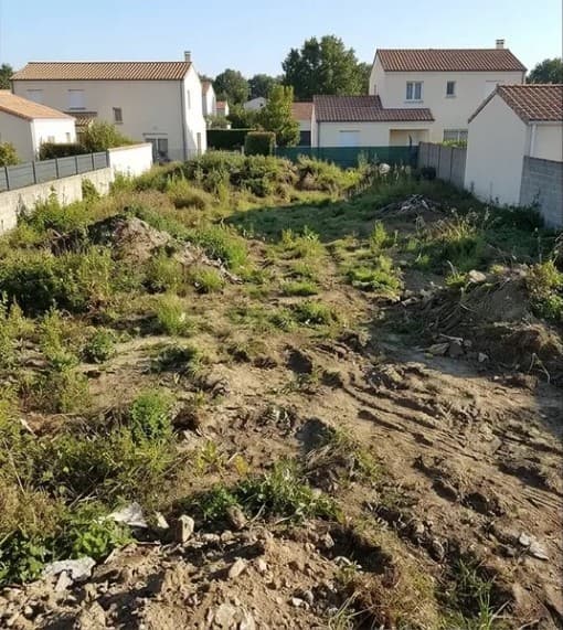 Avant — parcelle irrégulière avant nivellement