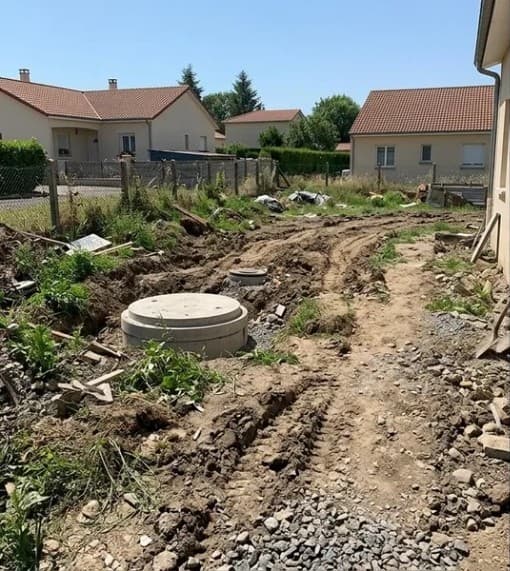 Avant — terrain en chantier autour de la maison