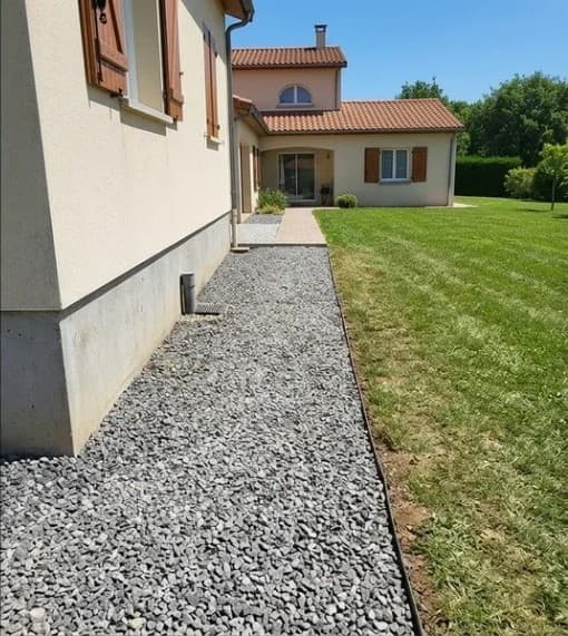 Après — bande gravillonnée en périphérie de maison