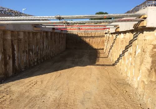 Décaissement profond : plateforme nivelée et soutènement sur chantier