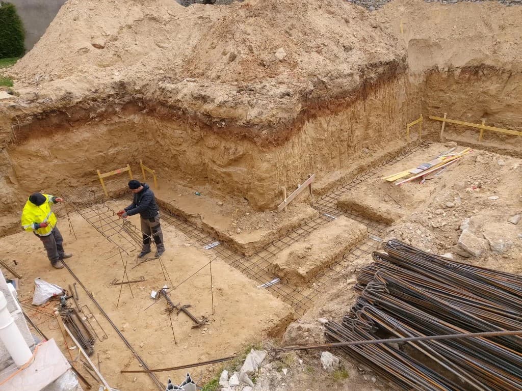 Fouilles et fondations : préparation des semelles et ferraillage en fond de fouille