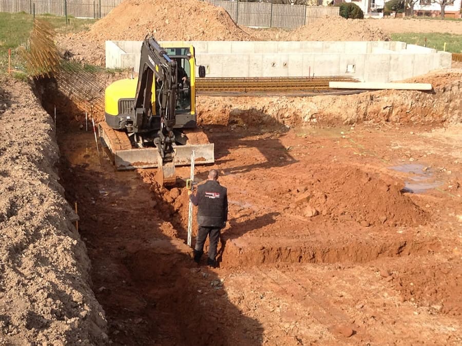 Terrassement de maison : mini-pelle et contrôle des niveaux sur chantier