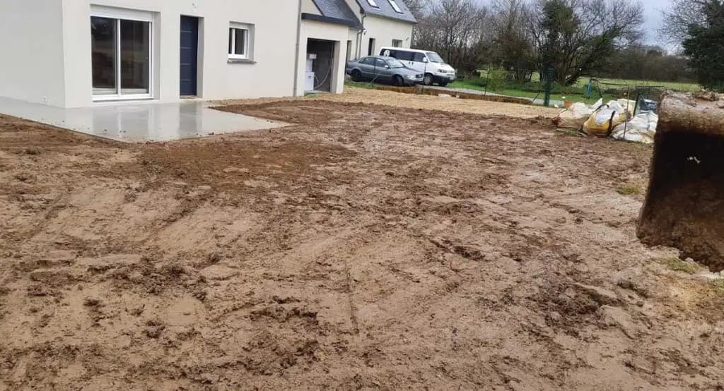 Nivellement de terrain : parcelle nivelée devant une maison avant aménagement